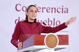 Regulación del uso de celulares en escuelas: Sheinbaum busca crear conciencia, no solo prohibir