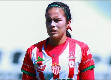 Jugadora del Necaxa rifa playera de Bruno Valdez para pagar operación de rodilla