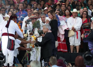 En un día AMLO comió con un rey y se hincó ante un indígena