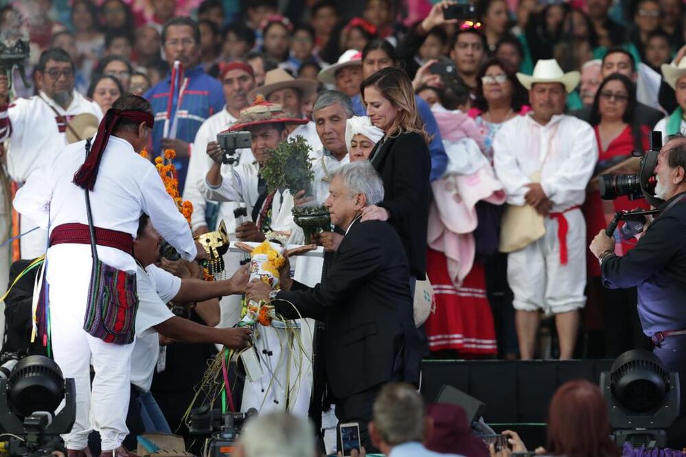 Ceremonia de entrega de bastón de mando a AMLO en el Zócalo de la CDMX (LUIS CORTÉS. UNIVERSAL)