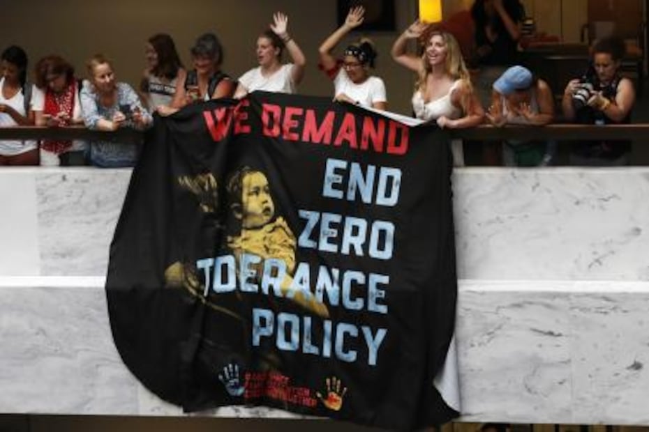 Cientos de mujeres protestan en Washington contra políticas migratorias de Trump