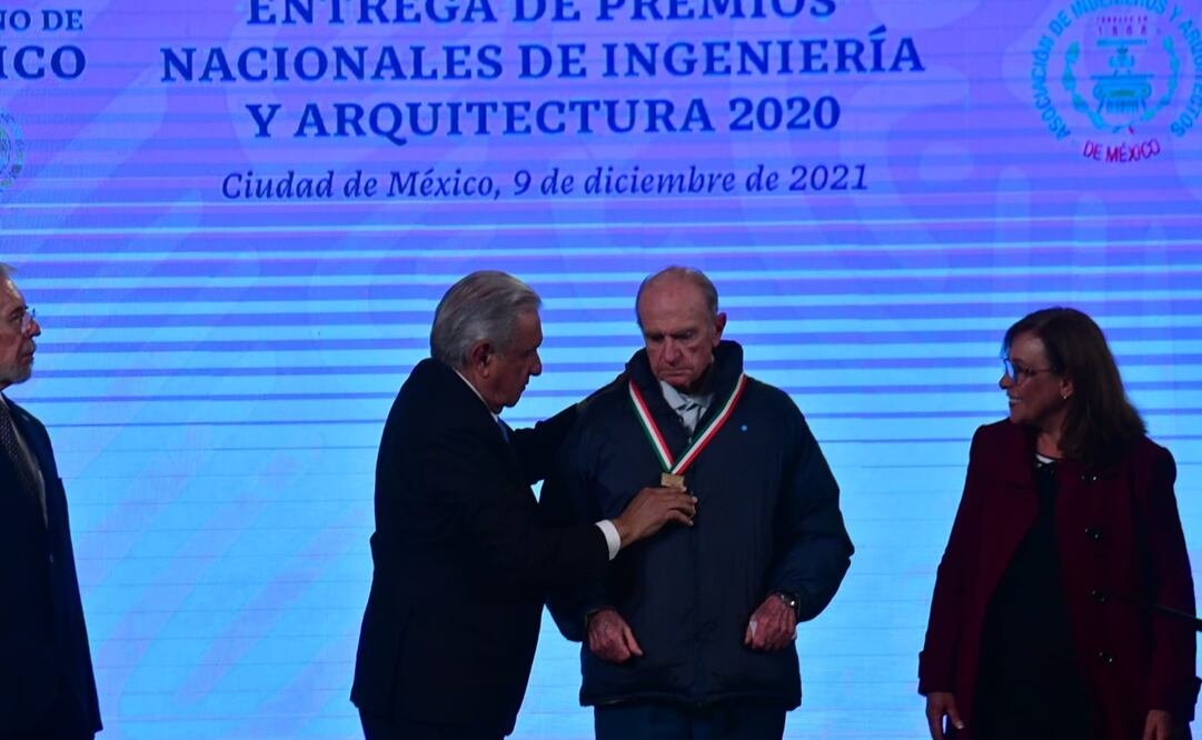 Fray Gabriel Chávez de la Mora y Francisco Garaicochea Petrirena fueron reconocidos en Palacio Nacional. Foto: Hugo García / EL UNIVERSAL