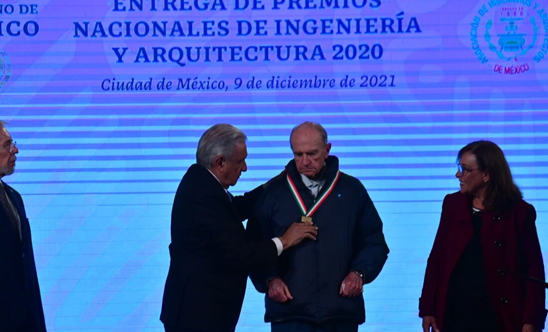 Fray Gabriel Chávez de la Mora y Francisco Garaicochea Petrirena fueron reconocidos en Palacio Nacional. Foto: Hugo García / EL UNIVERSAL