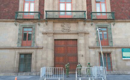 Va 1 mdp a portón de Palacio Nacional