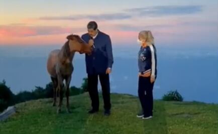 Nicolas Maduro "habla" con un caballo del legado de Hugo Chávez y genera burlas en las redes 
