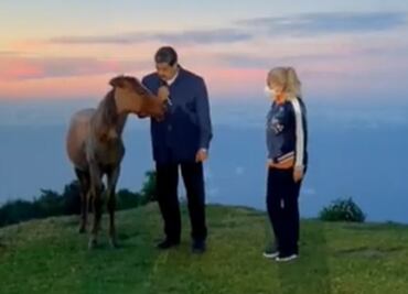 Nicolas Maduro "habla" con un caballo del legado de Hugo Chávez y genera burlas en las redes