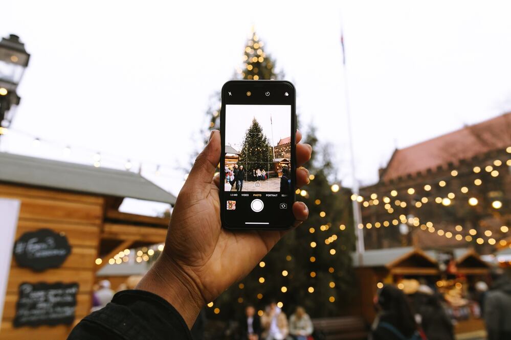 Felicita a tus seres queridos en esta Navidad a través de WhatsApp. / Foto: Pexels