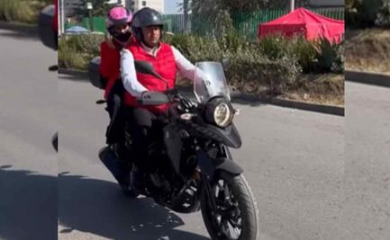 A bordo de una moto, Alejandra Del Moral arriba a encuentro con militantes en Coacalco