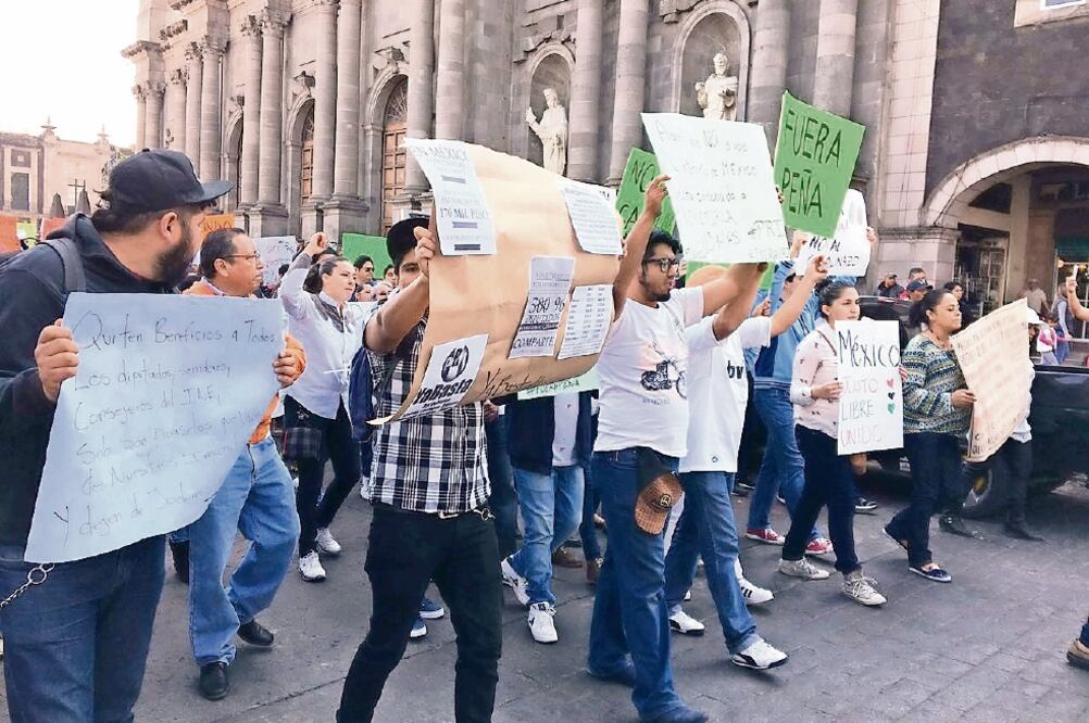 En Toluca, desde las 10:30 de la mañana los inconformes comenzaron a reunirse en la plaza cívica de la ciudad, de donde partieron portando carteles, mantas y gritando consignas (XIMENA GARCÍA. EL UNIVERSAL)