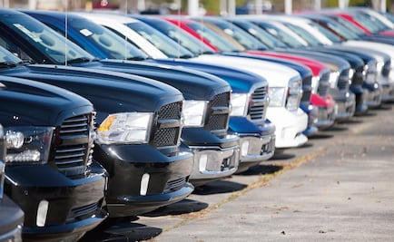 Autos irregulares provenientes de EU deben pagar impuestos: SAT