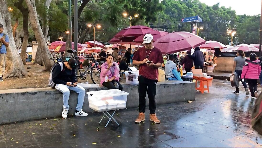 Algunos de los migrantes se han instalado en las afueras de la estación Pino Suárez del Metro. Foto: Especial