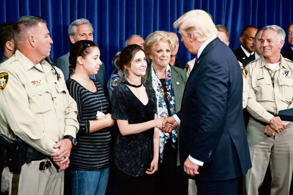 El presidente Donald Trump saluda a ciudadanos y agentes que fueron los primeros en responder a la masacre del domingo pasado en Las Vegas (EVAN VUCCI. AP)