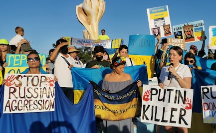 Ucranianos elevan oración en Cancún por el fin de ataques bélicos de Rusia