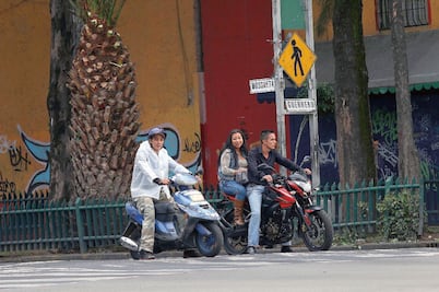 Motociclistas se la juegan en carriles confinados