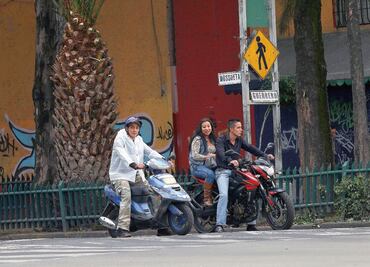 Motociclistas se la juegan en carriles confinados