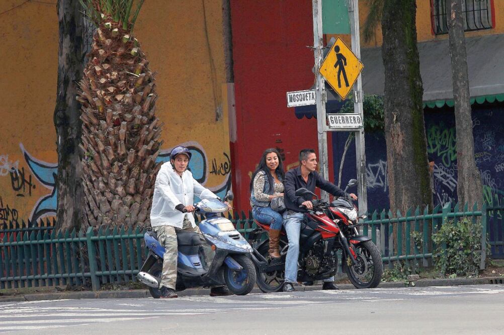 Los conductores de motocicletas usan las vías exclusivas en el DF para evitar el tráfico; en la nueva normativa se les prohíbe circular por esas vialidades de la capital (VALENTE ROSAS. EL UNIVERSAL)