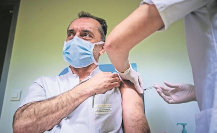 Francia administrará una tercera dosis anti-Covid a los mayores de 40 años