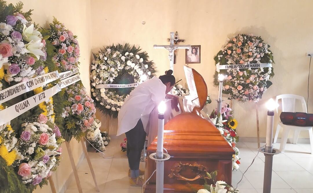 La tarde de ayer el cuerpo de doña Patricia fue velado por familiares y amigos en su casa. El féretro fue rodeado con flores y coronas. Foto: LUMA LÓPEZ. EL UNIVERSAL