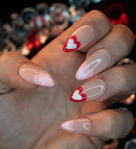 Uñas french en forma de corazón. Foto: Etsy