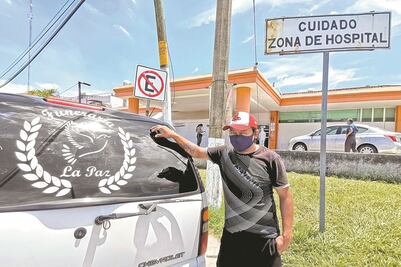Carrozas fúnebres hacen fila afuera de hospitales en Tabasco