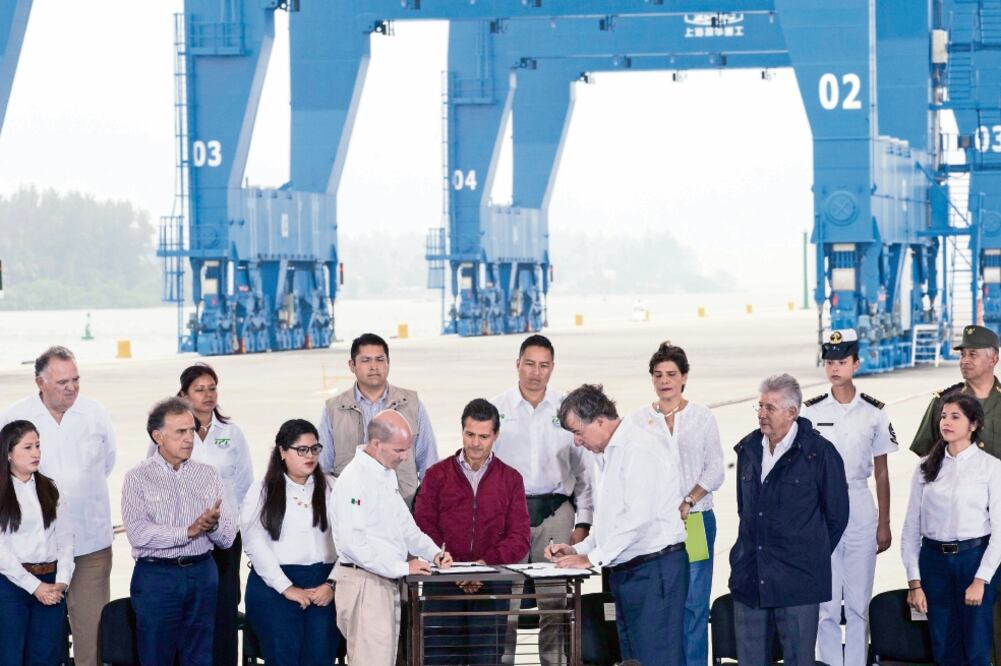 Al inaugurar el nuevo Puerto de Tuxpan, en el estado de Veracruz, el presidente Enrique Peña Nieto consideró que la inversión público-privada de 12 mil millones de pesos en cuatro obras permitirá detonar más empleo en la entidad (PRESIDENCIA)