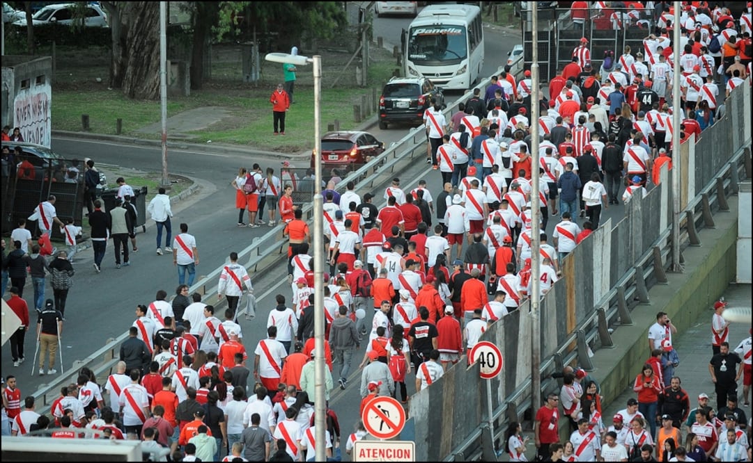 Afición de River en las inmediaciones del Monumental AFP