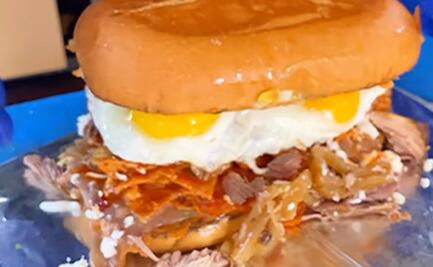 Si viajas, prueba estas tortas de carnitas con chilaquiles