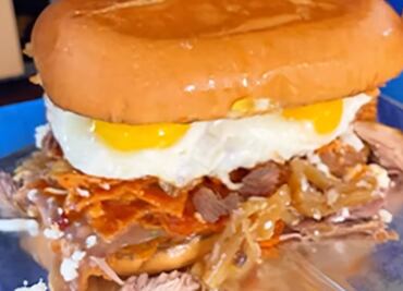 Si viajas, prueba estas tortas de carnitas con chilaquiles