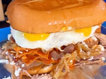 Si viajas, prueba estas tortas de carnitas con chilaquiles