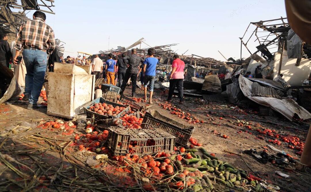 Personas se congregan en el lugar de la explosión, un mercado de ventas al por mayor en Jamila, en el distrito de Ciudad Sadr. (Foto: Xinhua / Khalil Dawood)
