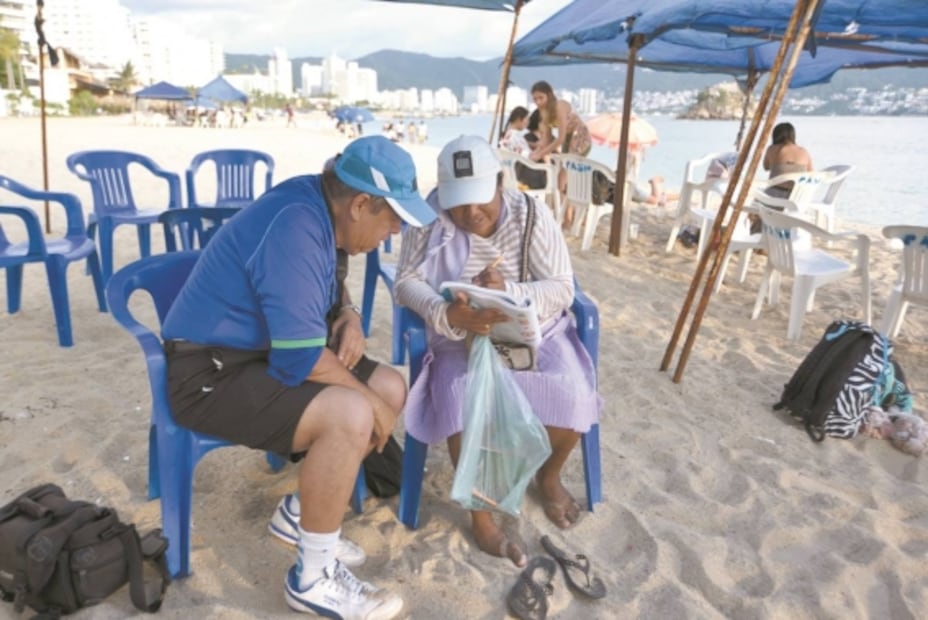 Mujer suiza enseña a leer a ambulantes en playa de Acapulco