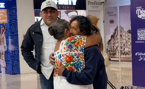 Tras 25 años de haber salido de Yucatán en busca del sueño americano, Eleazar se reencuentra con su familia; vivió como pepenador en Tijuana