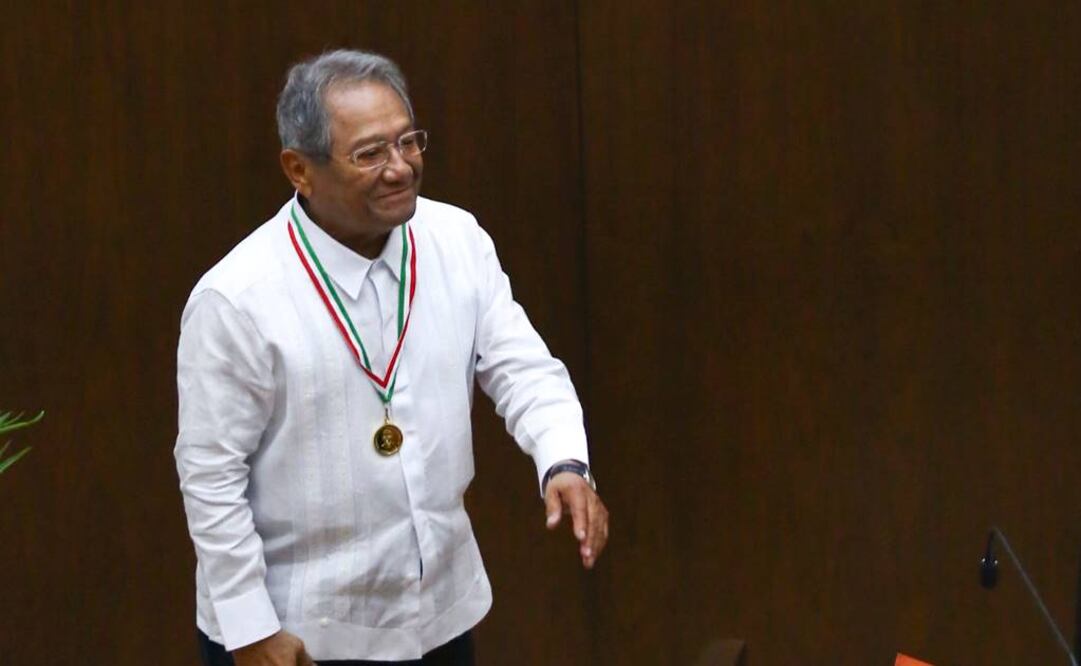 El cantautor yucateco Armando Manzanero Canché recibió la medalla Héctor Victoria que le otorgó el Congreso del Estado de Yucatán, por su trayectoria. (FOTO: Lorenzo Hernández Pérez)