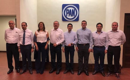 Margarita mueve el tapete azul