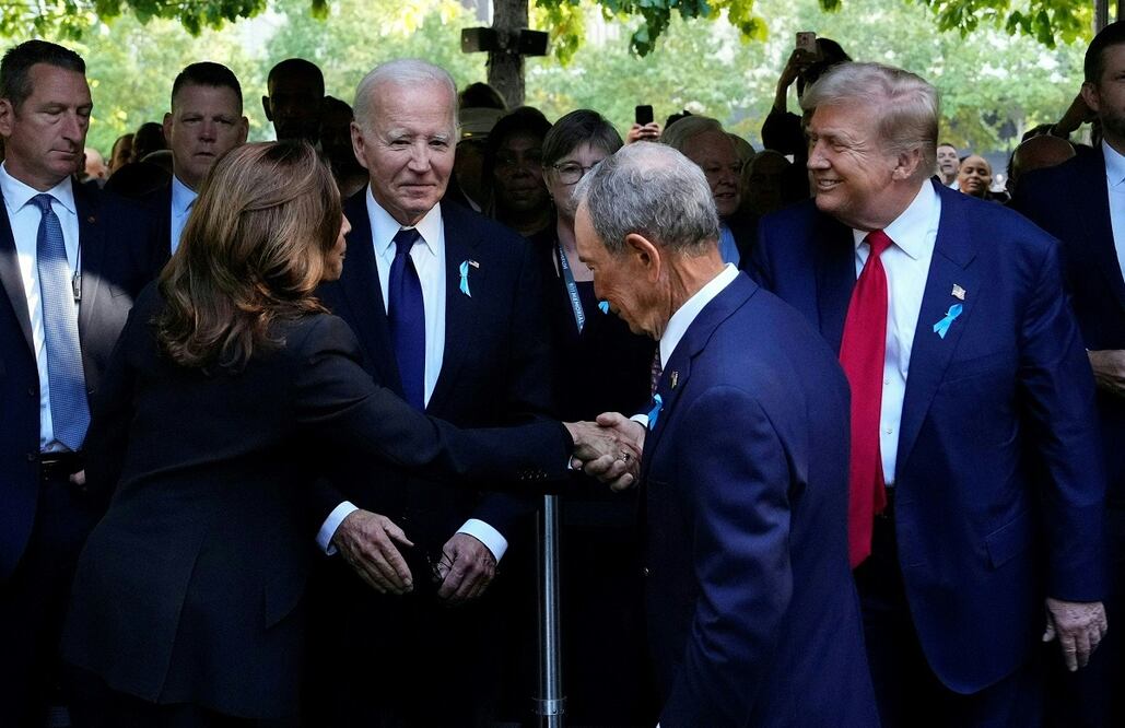 La vicepresidenta estadounidense y candidata presidencial demócrata Kamala Harris le da la mano al expresidente estadounidense y candidato presidencial republicano Donald Trump, mientras el exalcalde de Nueva York Michael Bloomberg (centro) y el presidente estadounidense Joe Biden observan durante una ceremonia de conmemoración del 23 aniversario del ataque terrorista del 11 de septiembre contra el World Trade Center en la Zona Cero, en la ciudad de Nueva York el 11 de septiembre de 2024. Foto: AFP