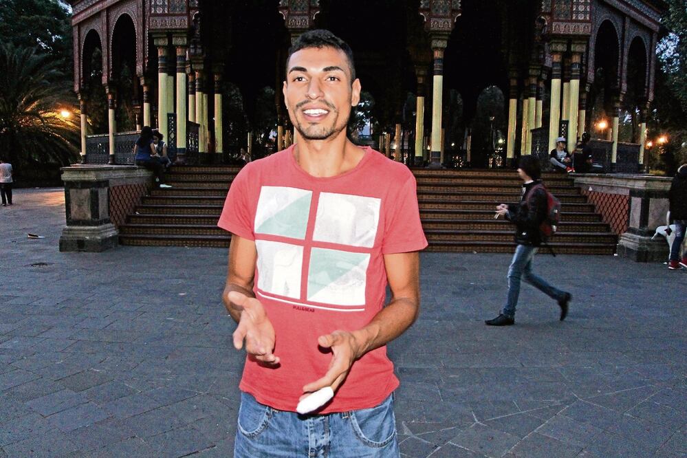 El microempresario Julián Izazaga, de 28 años, considera una tontería el muro de Trump (MARILUZ ROLDÁN)