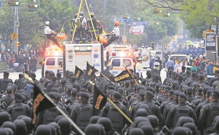 Desfile en honor a policías y bomberos será cada año