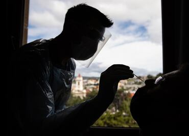 Covid-19: ¿Qué resultados arrojó el polémico ensayo que infectó a pacientes no vacunados?