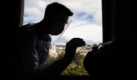 Covid-19: ¿Qué resultados arrojó el polémico ensayo que infectó a pacientes no vacunados?