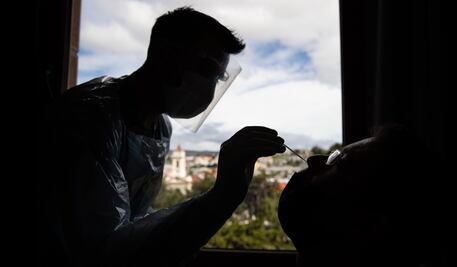 Covid-19: ¿Qué resultados arrojó el polémico ensayo que infectó a pacientes no vacunados?