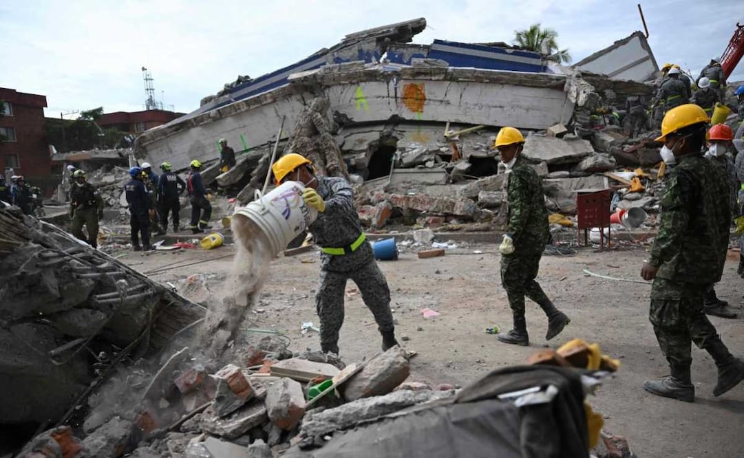 Elementos del ejército colombiano remueven escombros del complejo residencial Torres del Limonar, en Cali. (16/07/26) Foto: AFP