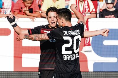 Triplete de ‘Chícharo’ da la victoria al Bayer