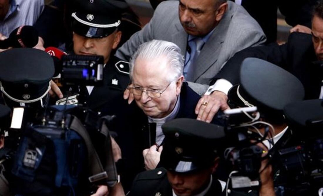 El sacerdote chileno Fernando Karadima rodeado por los medios mientras abandona el edificio de la Corte Suprema en Santiago de Chile (Foto: Reuters)