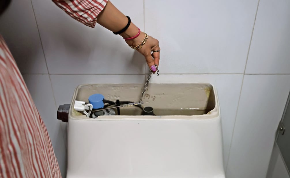 En el baño de mujeres hay cisternas sin tapa y es necesario manipular la válvula directamente. Foto: Fernanda Rojas/EL UNIVERSAL