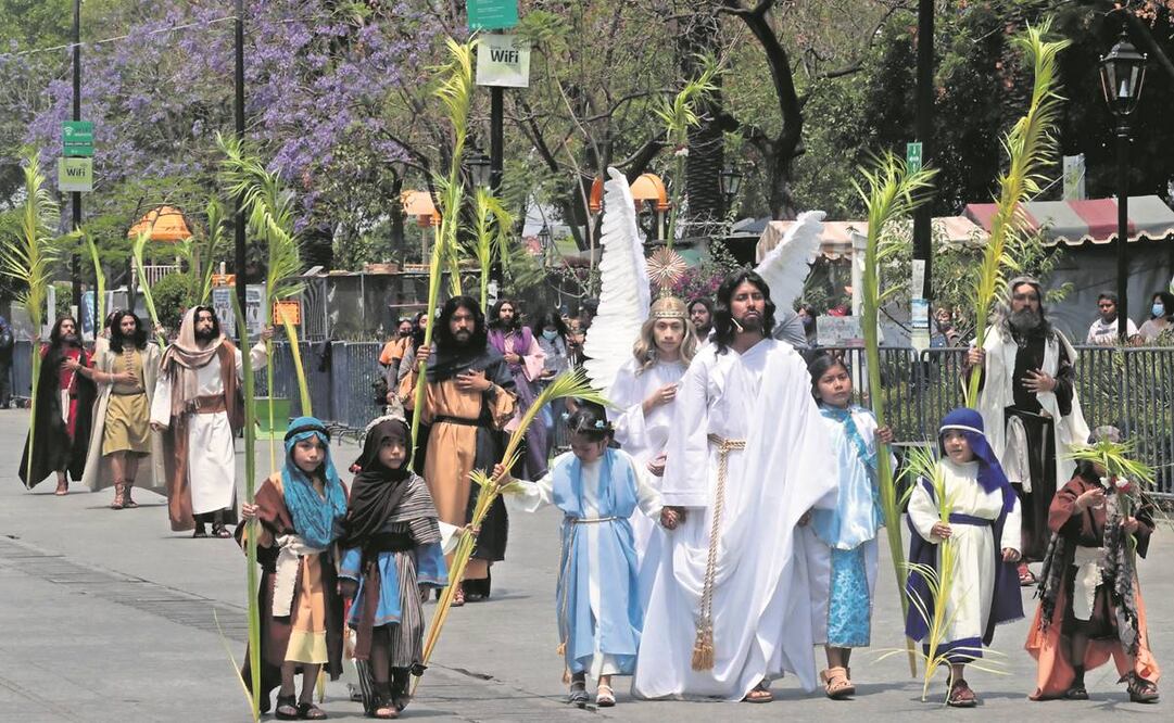 Casi 300 actores llegaron al mediodía a la Macroplaza de Iztapalapa, con dirección a la iglesia de La Cuevita. Foto: Juan Boites/EL UNIVERSAL