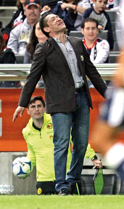 Ignacio Ambriz pide mayor compromiso a sus jugadores durante los partidos en el Coloso de Santa Úrsula (IMAGO7)