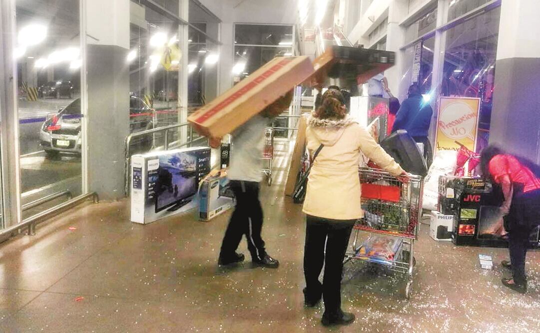 Fotografía del saqueo registrado en 2017 en una tienda de Nicolás Romero. (Foto: Archivo/Cuartoscuro)
