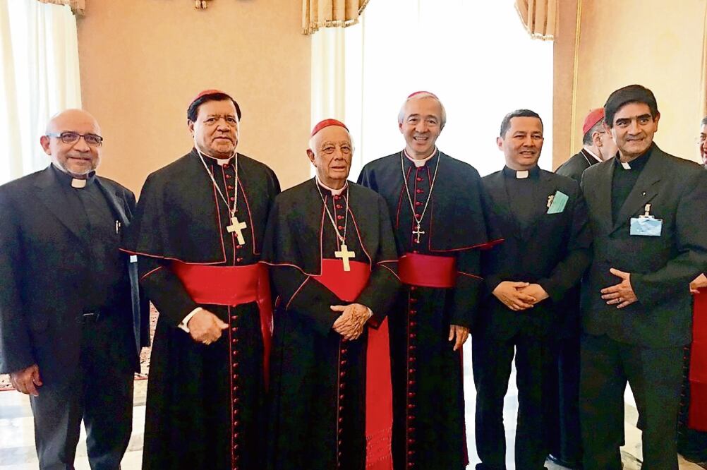El cardenal Norberto Rivera Carrera (segundo de izq. a der.) viajó a Roma para trabajar en las comisiones de las que forma parte y hoy regresa al país. (TOMADA DE TWITTER)