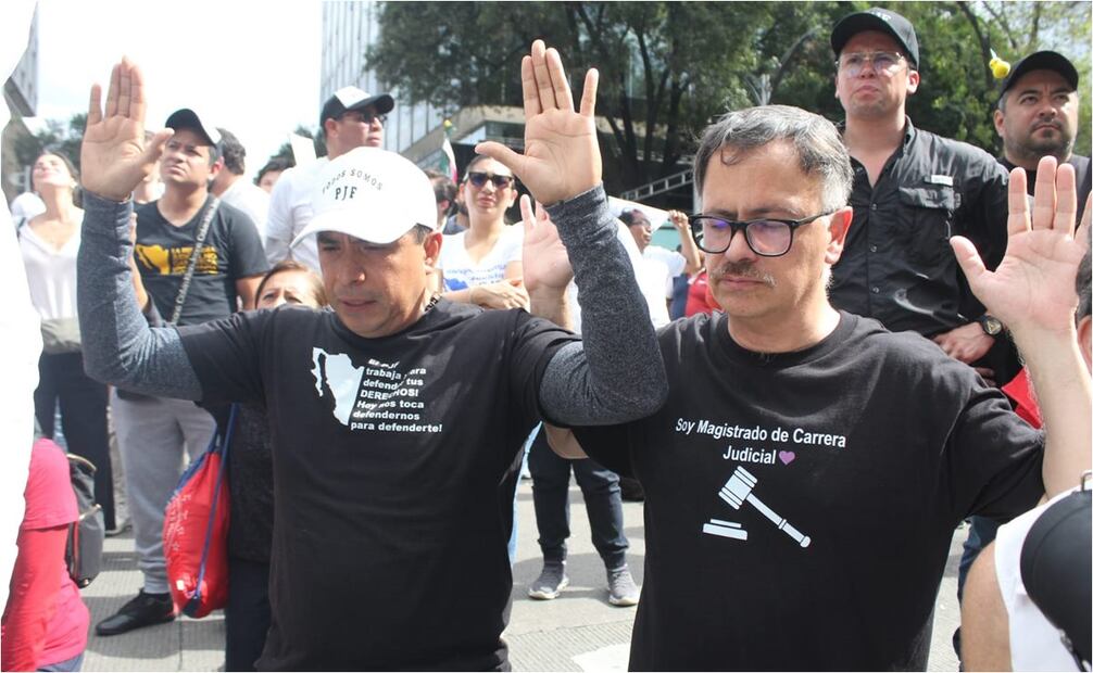 Sin esperanza, trabajadores del Poder Judicial esperan afuera del Senado, tras la llegada de Miguel Ángel Yunes Linares. Foto: Francisco Rodríguez/EL UNIVERSAL