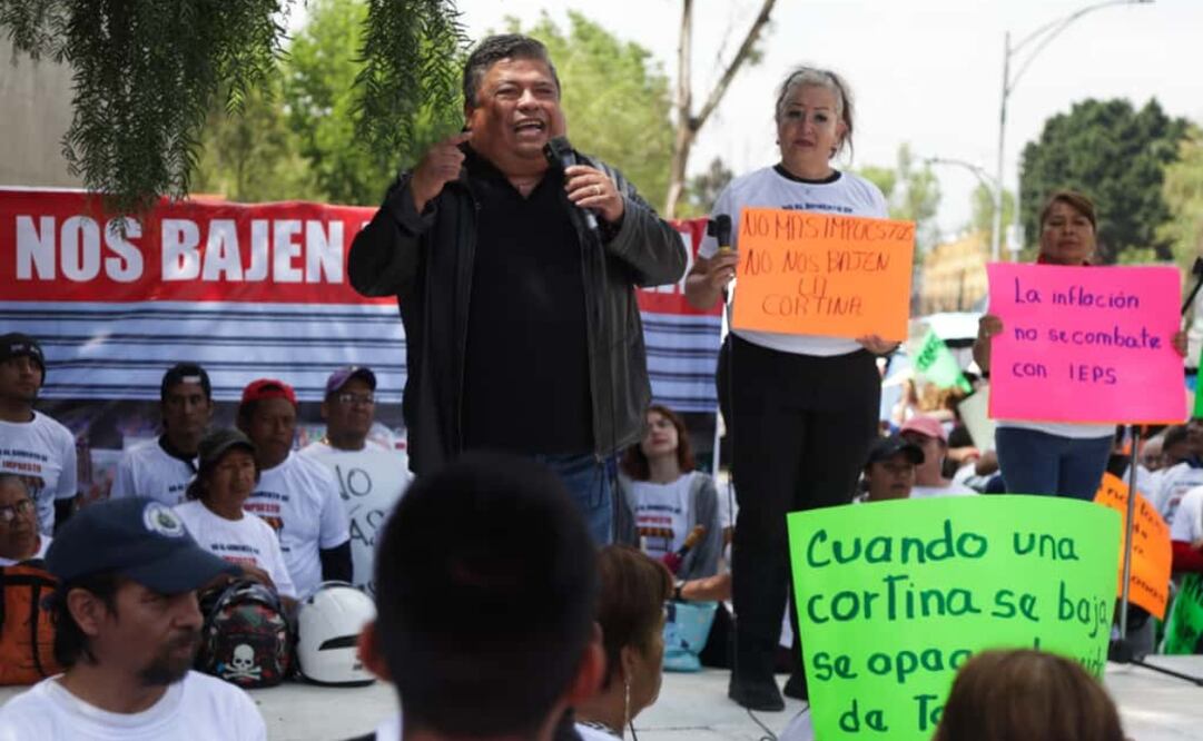 07 de octubre de 2025, Ciudad de México. 
Cuauhtémoc Rivera líder de
la Alianza Nacional de Pequeños Comerciantes junto con sus agremiados se manifestó afuera de la Cámara de Diputados de San Lázaro, están en contra   al aumento del IEPS a bebidas saborizadas y cigarros. Foto: Carlos Mejía / EL UNIVERSAL